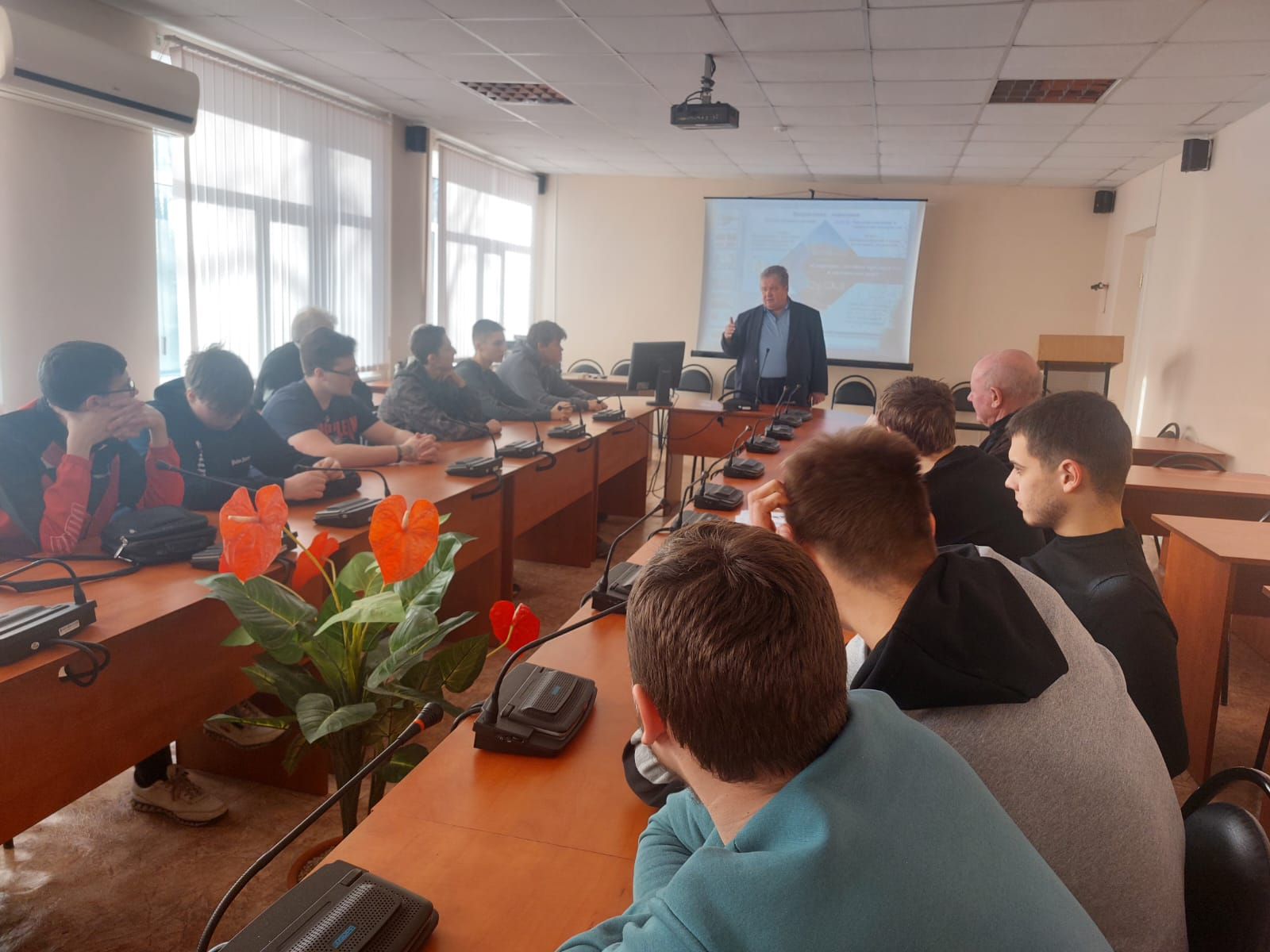 6 декабря 2022 года д.т.н., профессор кафедры СЛПиМ Розен А.Е. и к.т.н., доцент Казанцев С.Н. посетили Каменский техникум промышленных технологий и предпринимательства.